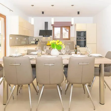 Villa Wonderful Mattuzzi With Private Pool Near The Town By Wiibuk Pula