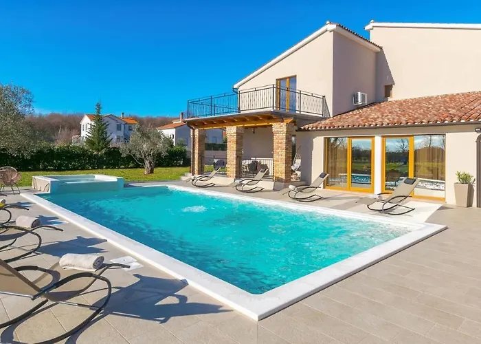 Wonderful Mattuzzi With Private Pool Near The Town By Wiibuk Vila Pula