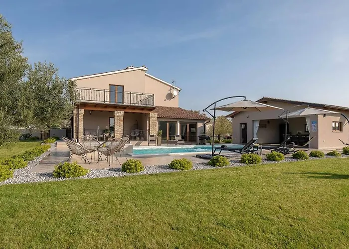 Wonderful Mattuzzi With Private Pool Near The Town By Wiibuk * بولا