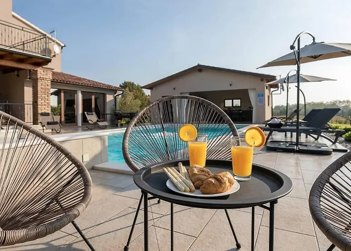 Wonderful Mattuzzi With Private Pool Near The Town By Wiibuk فيلة