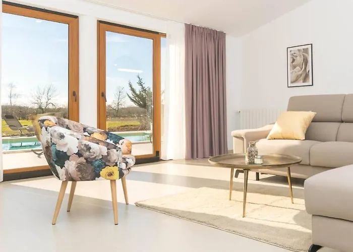 Vila Wonderful Mattuzzi With Private Pool Near The Town By Wiibuk