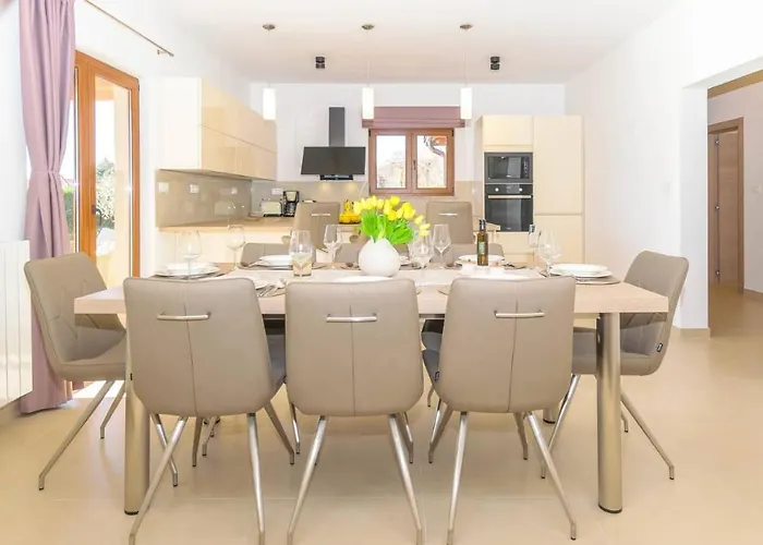 Vila Wonderful Mattuzzi With Private Pool Near The Town By Wiibuk Pula