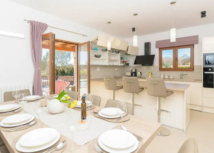 Wonderful Mattuzzi With Private Pool Near The Town By Wiibuk * بولا