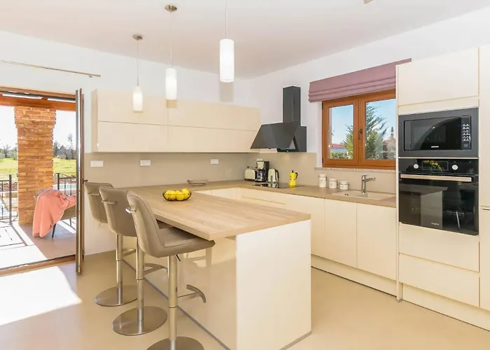 Vila Wonderful Mattuzzi With Private Pool Near The Town By Wiibuk Pula